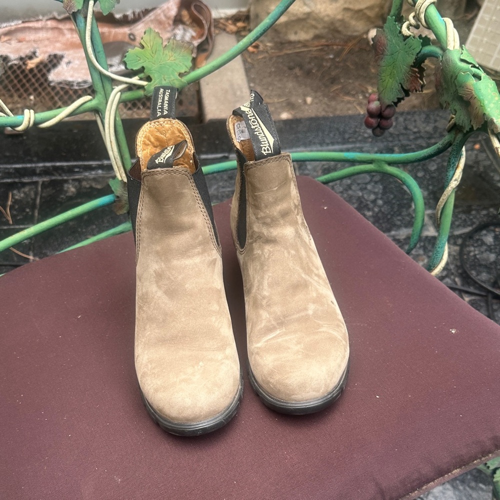 Blundstone Women's Light Brown Ankle Boots 1677 style. Us 7.5.